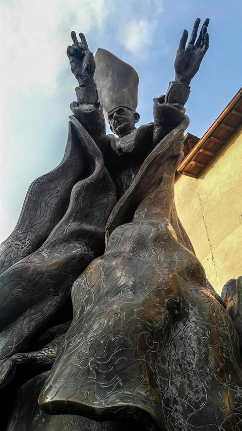 Giovanni Battista Aguggiari ist der Gründer dieses Klosters. Wenn man die Gestik und den Gesichtsausdruck anschaut, dann wissen die Schäfchen, woher der Wind pfeift. Die Schafe hatten leider keinen Platz auf dem Foto, sie liegen schüchtern direkt unter der Statue.